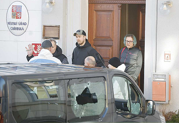 Schovával jsem se v kotelně, říká postřelený starosta Chřibské. V obci bude mše