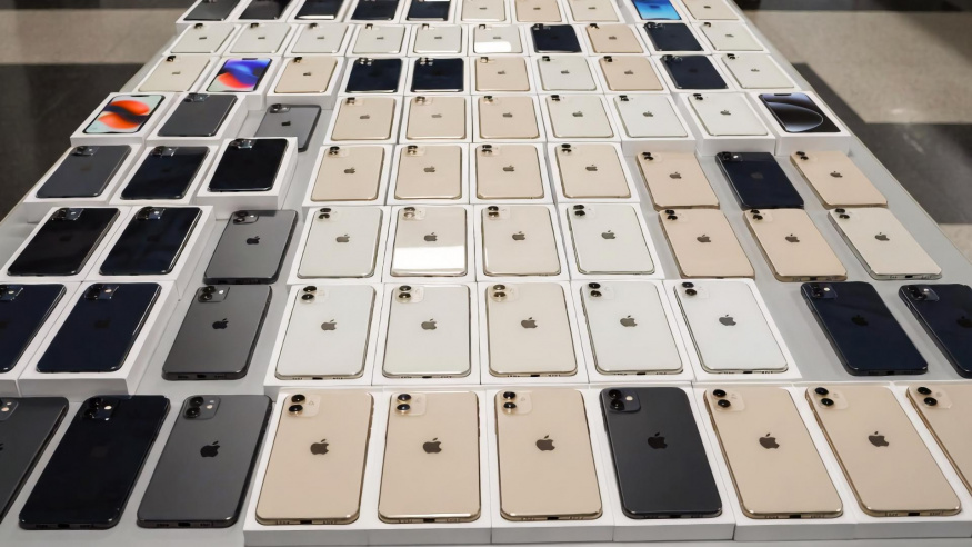 Policie zajistila falešné iPhony a iPady za statisíce korun. Přiletěly do Ostravy