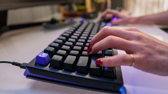 Logitech má nový high-end mezi klávesnicemi s kombinací analogových a mechanických spínačů. High-endová je i cena