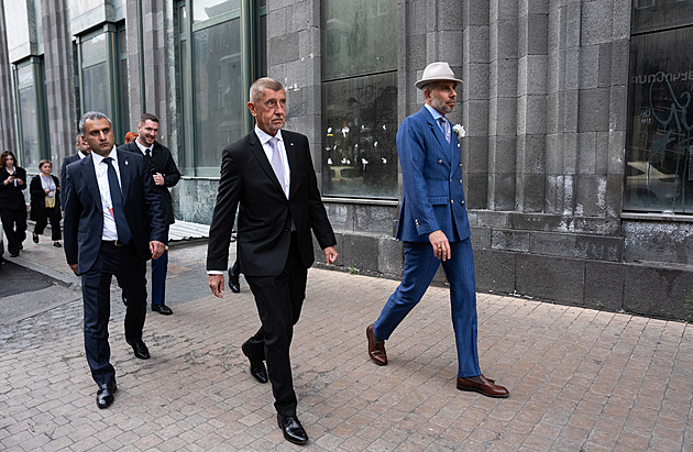 Premiér Babiš v jednom kole. V Arménii se po Zelenském setkal i s šéfem NATO
