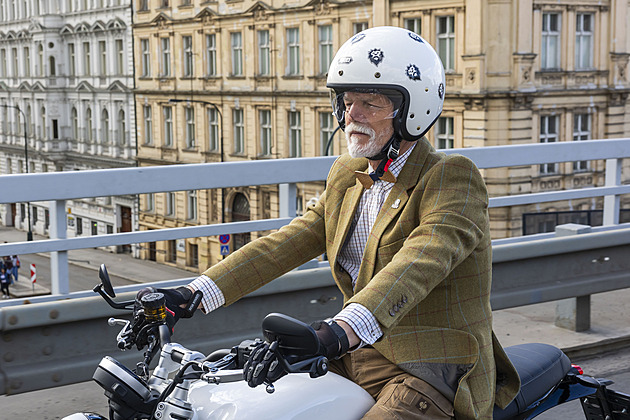 Gentlemani projeli Prahou. Na motorce s nimi vyrazil také prezident