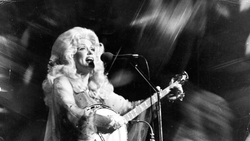 Zemřela hudební legenda Dolly Parton. Nikdo nikdy nebyl jako ona, smutní Trump
