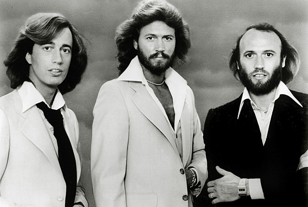 Bratři v discu. Osmdesáti let se dožívá Barry Gibb, poslední žijící člen Bee Gees