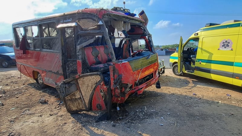 Zemřelo nejméně 16 lidí. U oblíbené pláže v Egyptě havaroval plný autobus