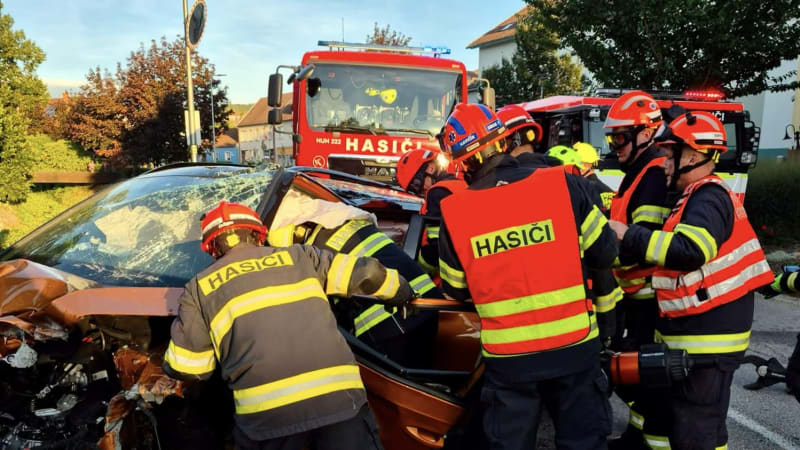Tragická nehoda v Bojkovicích: Jedna řidička na místě zemřela, další museli vyprošťovat