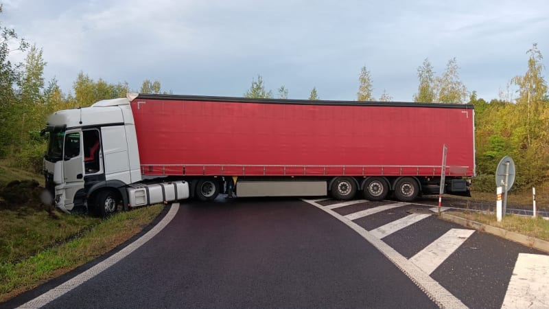 Havárie kamionu na sjezdu z dálnice D7: Na Chomutovsku zasahují záchranné složky