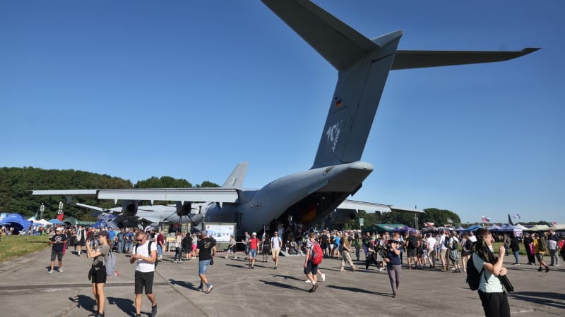 Dny NATO v Ostravě ON-LINE: U letiště v Mošnově jsou hodinové kolony. Co čeká návštěvníky?