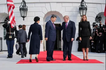 Jsem hrdý na vztahy USA a Číny, řekl Trump Si Ťin-pchingovi v Bílém domě