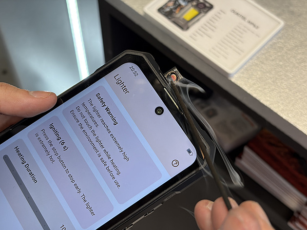 Tak to jsme ještě neviděli. Kuřáci budou z tohoto mobilu nadšení