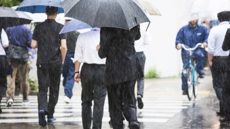 RADAR: Teploty sletí prudce dolů a Česko spláchne déšť. Podívejte se, kdy skončí babí léto
