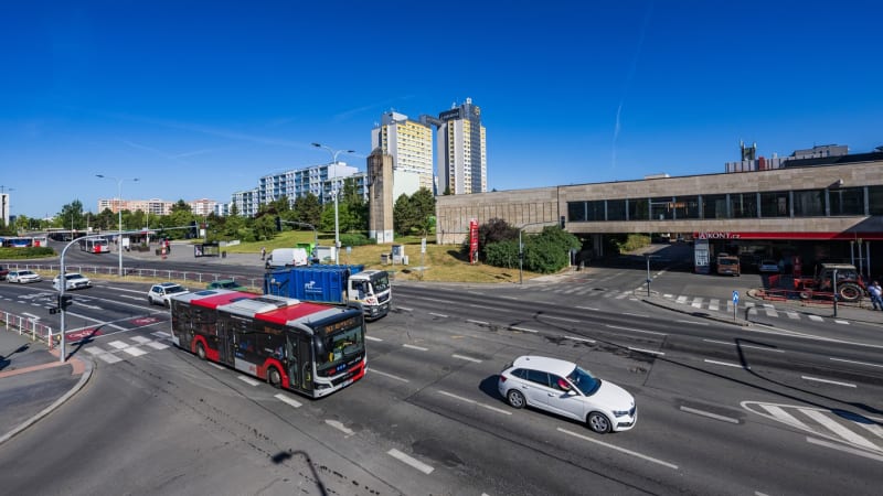 Muž v Praze spadl z lávky u metra, pak ho přejel autobus. Na místě zemřel