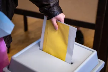 Začal druhý den voleb do zastupitelstev obcí a Senátu