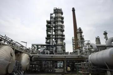 Sněmovna podpořila mimořádnou daň na rafinerie