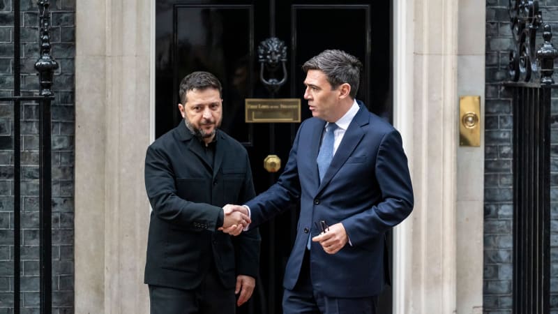 Zelenskyj v Londýně: Je bolestivé, když si Trump vybere druhou stranu. Cítí se zrazen