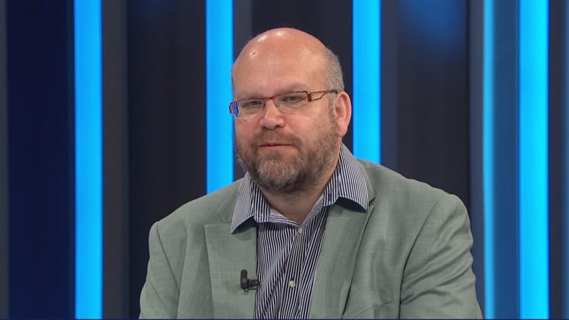 Jako z Titanicu na Titanic. Politologové hodnotí přesun členů TOP 09 za Grolichem