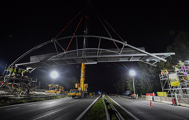 Noční omezení průjezdu na D10. U Staré Boleslavi pokračuje stavba lávky