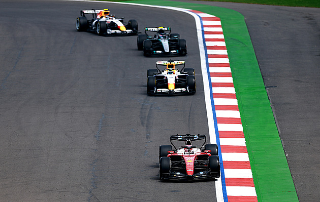 Leclerc ovládl první dva tréninky v Mexiku, Verstappen s Lawsonem měli kolizi